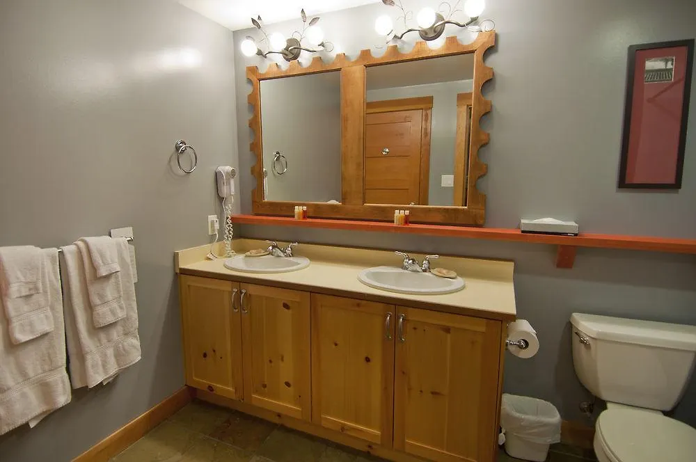 Lodging Ovations Hotel Whistler 4*,